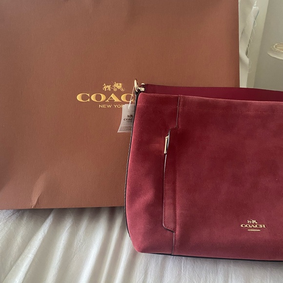 “GREAT HOLIDAY GIFT”🎁 🎁🎁🎁🎁🎁🎁🎁🎁🎁Suede black cherry Coach bag - Picture 4 of 5